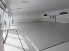 ＜トレーニングルームB＞レンタルルームです。ダンスや軽体操などが行われています。冷暖房完備です。是非ご利用ください。