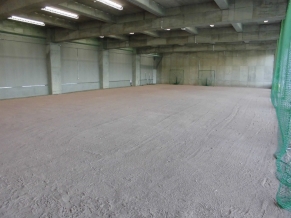 ＜雨天練習場＞冬場の野球やソフトボールの練習で使用されています。ネットがあるので安心してキャッチボールやトスバッティングをお楽しみいただけます。