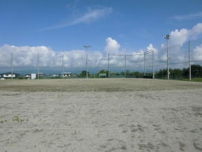 ＜野球場＞少年野球用野球場です。テニスでも使用されています。サッカー大会のサブグランドとしても利用できます。