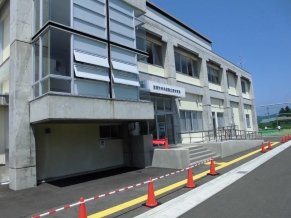 ＜体育館＞体育館入口は、東側駐車場（ローソン側）入口から入った建物になります。入って右側が入口です。お気軽にお声がけくださいね。