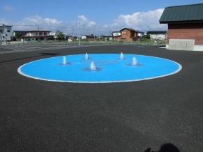 ＜噴水広場＞7月からご利用の連絡を頂ければ営業時間内いつでもご利用が可能です。水は24時間ろ過されており、塩素での消毒も完璧です。安心してお子様を遊ばせることができます。