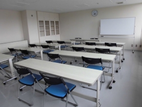 ＜ミーティングルーム＞会議はもちろんアリーナ利用時の休憩室としてもご利用できます。もちろん冷暖房完備‼