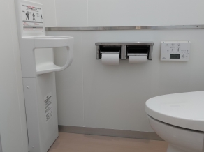 <ベビーチェア>トイレ内にベビーチェア設置安心してご利用できます。