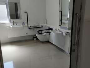 <オストメイト>身体の不自由な方も安心のオストメイトトイレ設置。広々としたトイレでゆったりとご利用ください。
