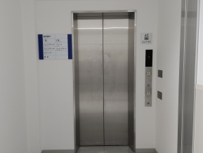 <エレベーター完備>２Fのアリーナには、エレベーターをご利用ください。とてもやさしい施設になっています。