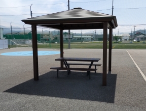 <東屋>噴水広場の近くに東屋を設置いたしました。お子様を遊ばせている間涼しい場所で、ゆっくりおくつろぎいただけます。