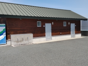 <屋外トイレ>多目的運動広場横に設置。ウォシュレットがついてとても清潔なトイレです。