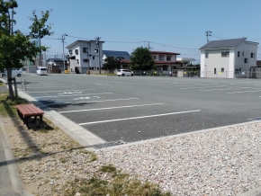 <無料駐車場>多目的運動広場東側・西側に170台の無料駐車場完備。