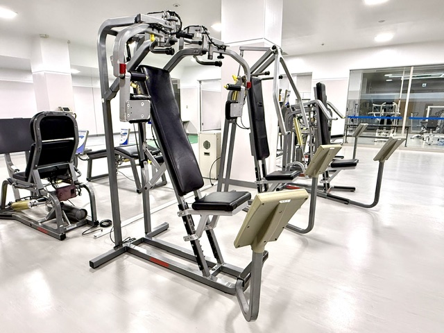 ＜筋トレマシン①＞シーデットバタフライ／大胸筋をトレーニングする器具。
