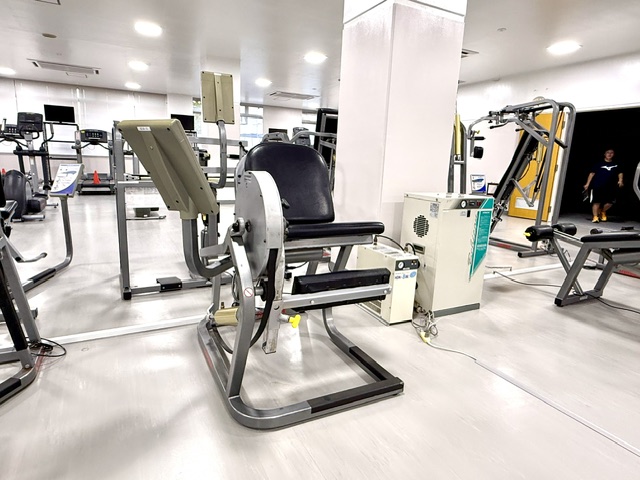 ＜筋トレマシン⑥＞レッグエクステンション／大腿四頭筋をトレーニングする器具。 	