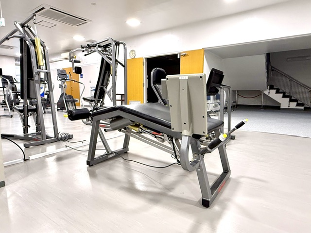 ＜筋トレマシン⑦＞レッグカール／大腿二頭筋を中心にトレーニングする器具。 