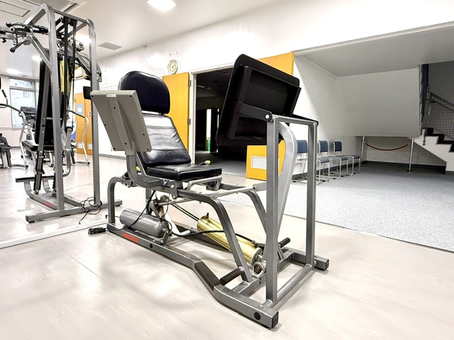 ＜筋トレマシン⑧＞レッグプレス／下半身を中心にトレーニングする器具。