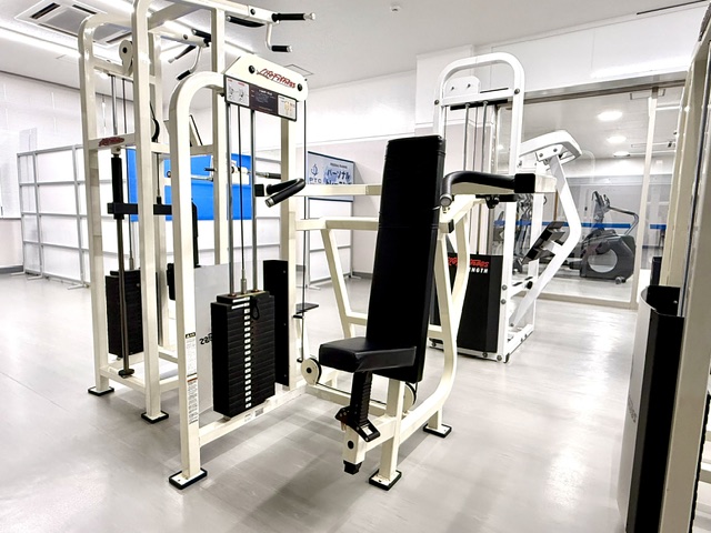 ＜筋トレマシン⑪＞ショルダープレス／肩・二の腕を中心にトレーニングする器具。  