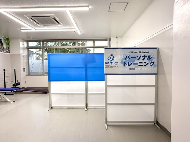 ＜パーソナルトレーニングブース＞専門の資格を持ったトレーナーとご希望に沿ったトレーニングを行います。 