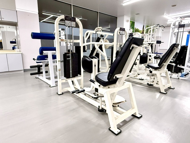 ＜筋トレマシン⑯＞ヒップアダクター／内転筋群をトレーニングする器具。  