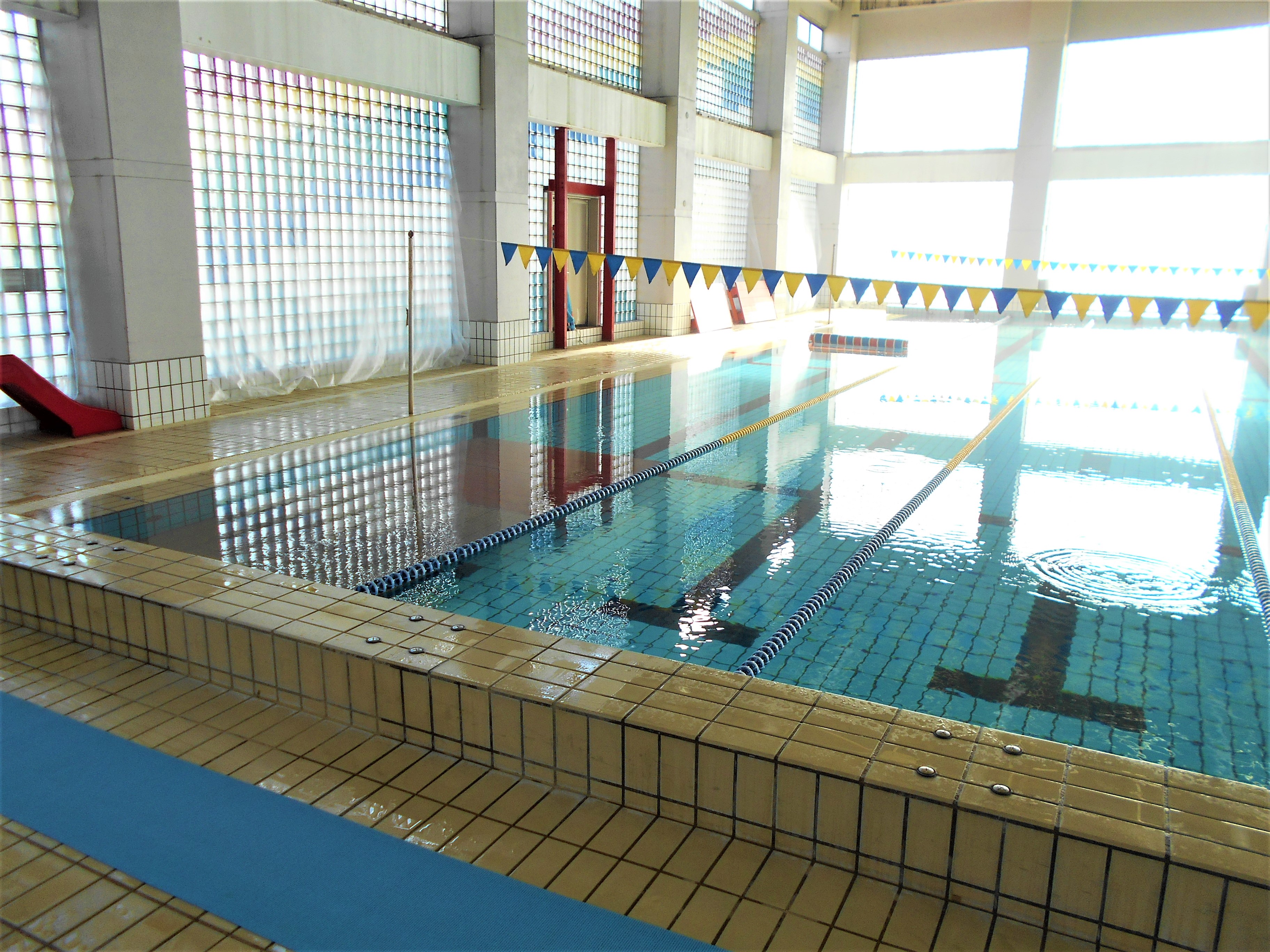 ＜プール＞25m×7コース！水深1.2M (幼児クラスや水慣れクラスは赤台を入れて実施)水温は29℃～31℃ 