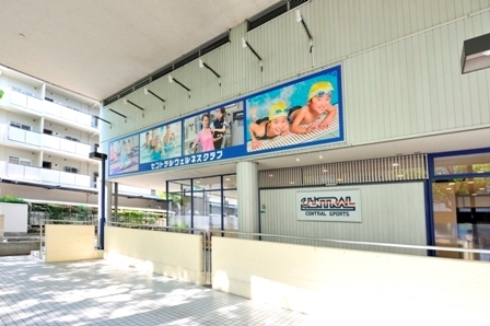 【正面玄関】フィットネスだけでなく、キッズスイミングや体育・ダンス・チアダンススクールも実施。屋上では成人・キッズテニススクールも開校しています♪