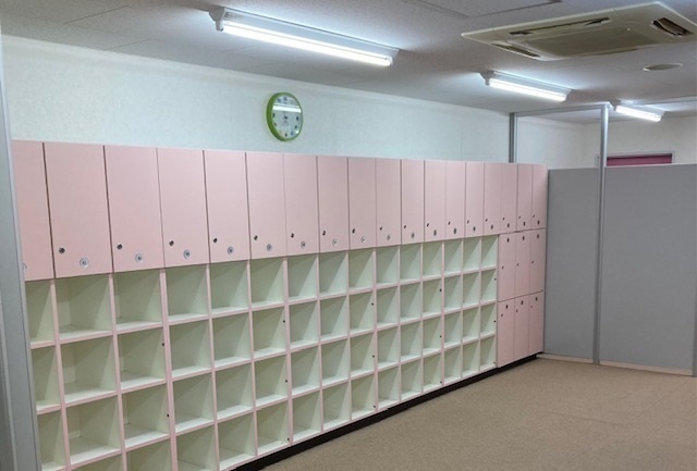 【スクール用女子ロッカー】広々したスペースで着替えていただけます。