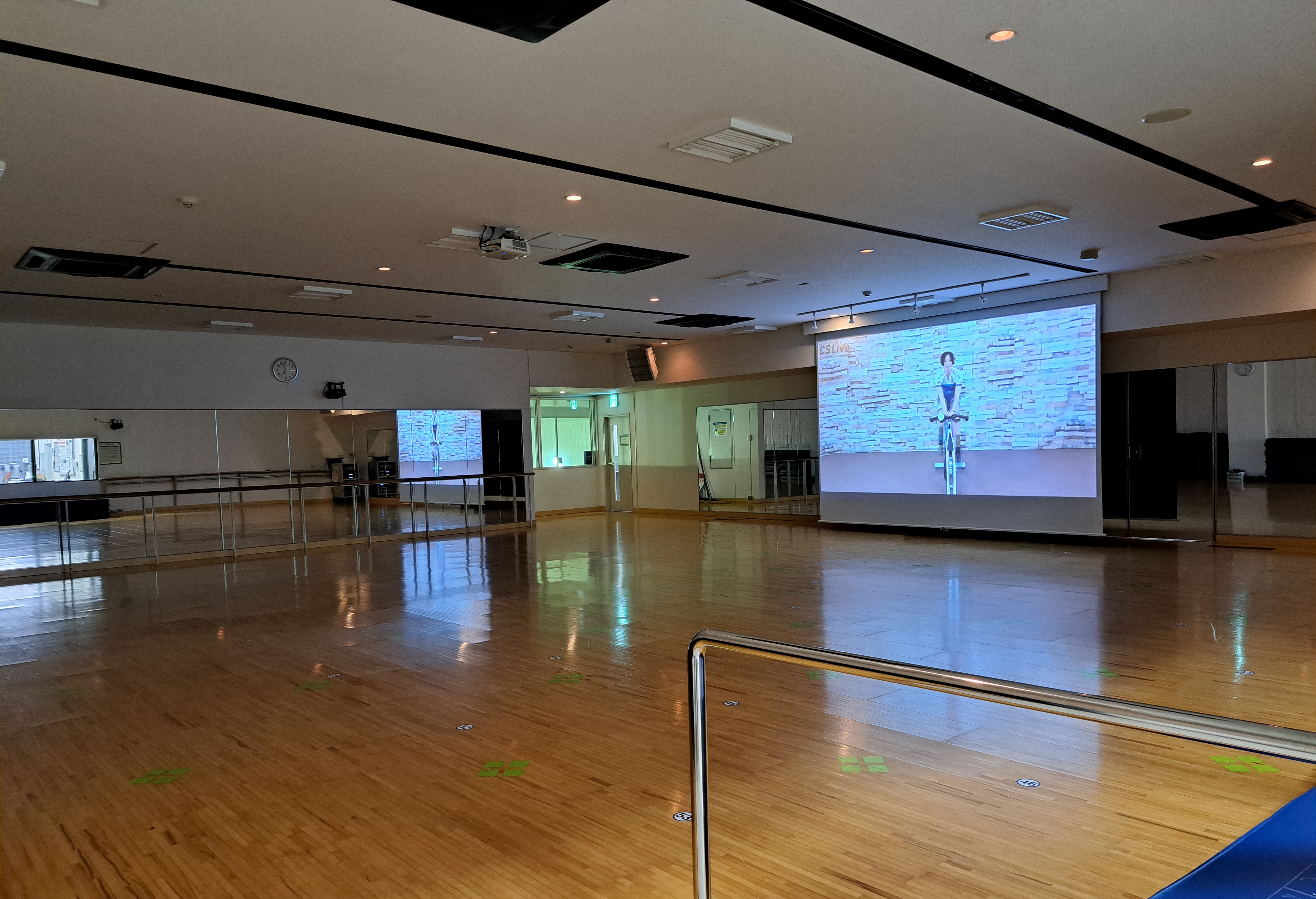 【スタジオ1】暗闇空間で大画面を目にして行う映像配信型スタジオレッスン、CSライブレッスン実施！！セントラルスポーツのライブ配信エクササイズ♪