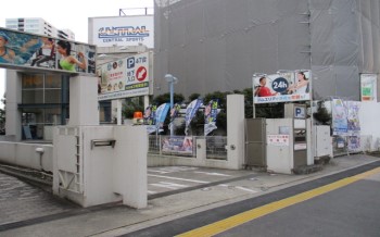 駐車場入口　45台：2時間無料：以降30分毎200円