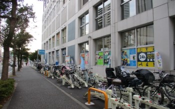 駐輪場　自転車200台：バイク10台：最大5時間無料