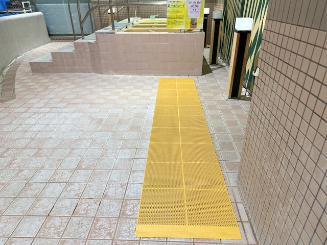 足つぼロード（プールサイド）