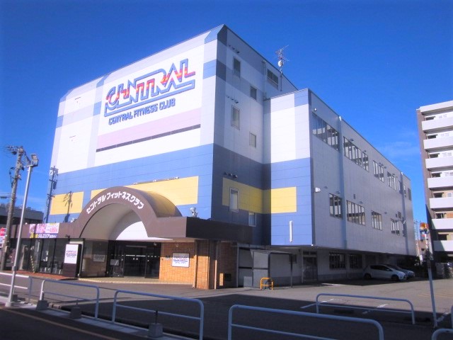 【外観】国道157号線沿い、マクドナルドさんの隣にあるクラブです。無料駐車場や駐輪場・バイク置き場もございます。