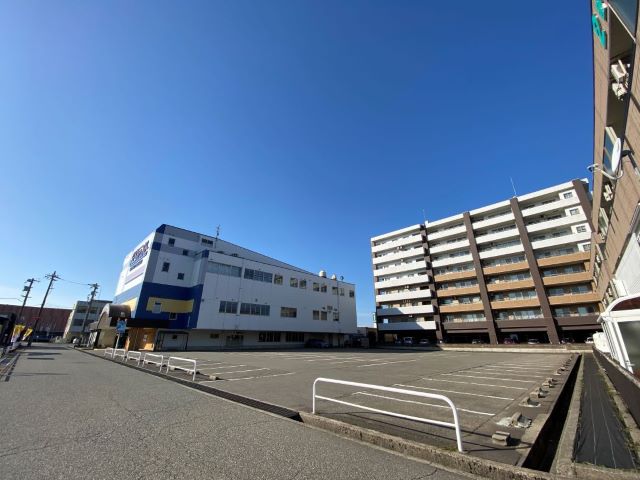 【駐車場】建物となりの無料駐車場。全81台駐車可能です。
