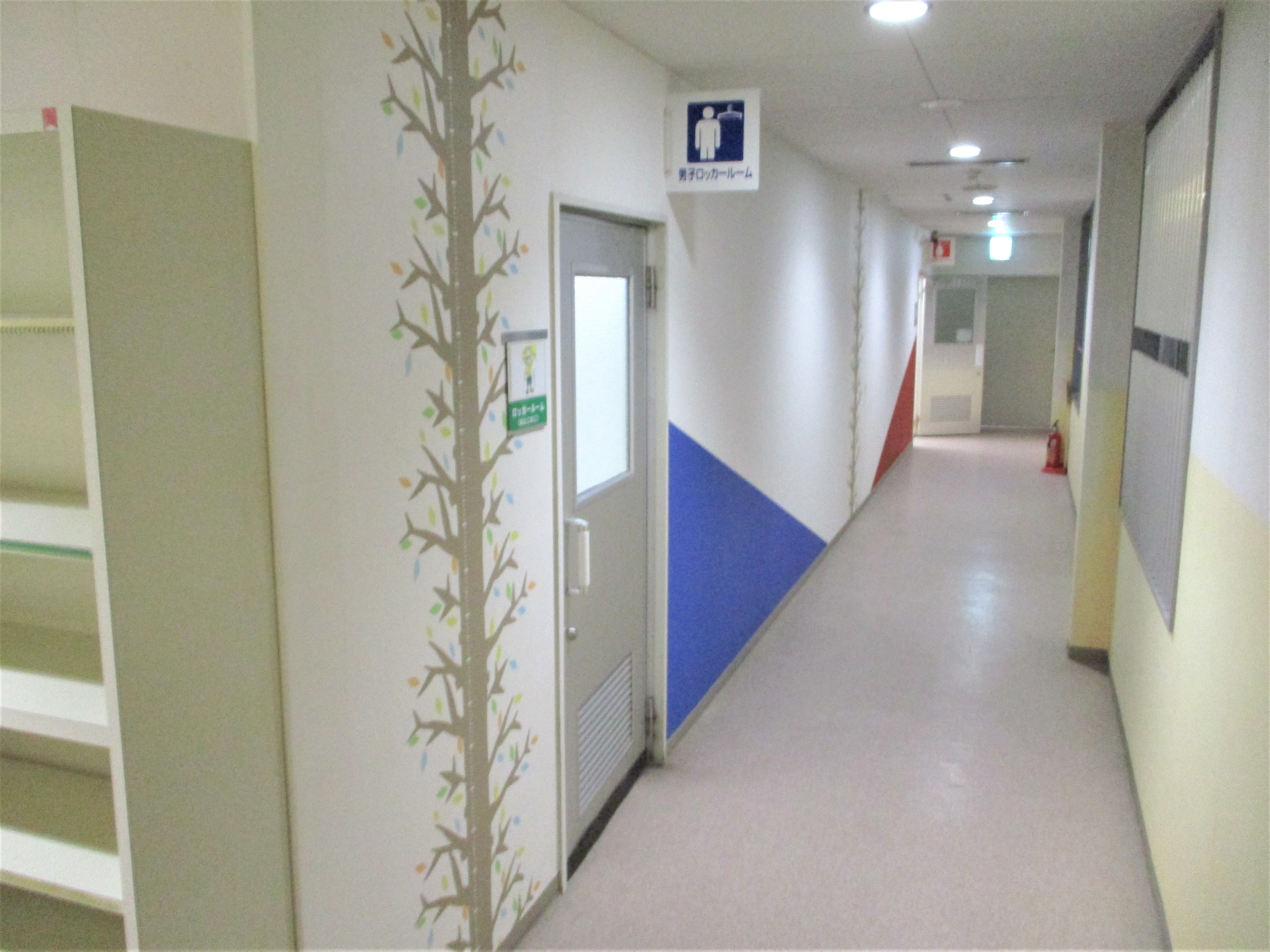 【3Fキッズスクール更衣室通路】更衣後バスタオルを持ってプールに行きます