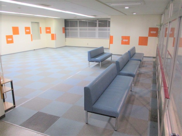 【3Fプール観覧スペース②】キッズスペースもあり、広々としています