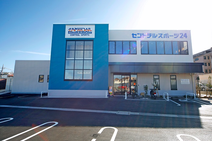 【施設外観】青梅BLUEのおしゃれな外観。東青梅3丁目信号すぐ、駅から徒歩約８分。セントラル青梅店へようこそ。