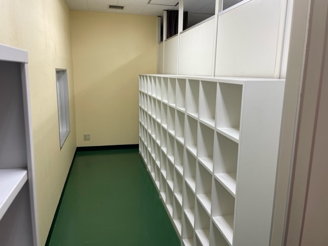 【女子体育スクールロッカー】こちらで着替えを行います。