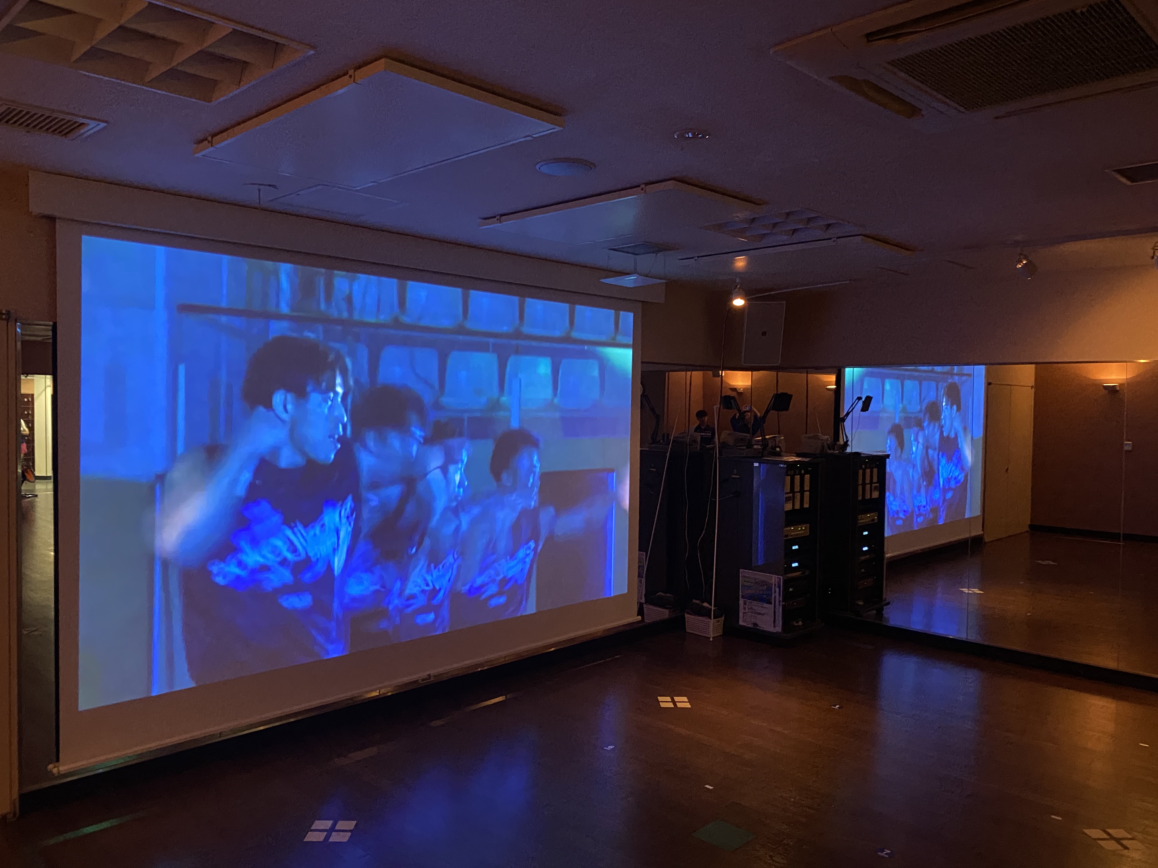 【スタジオ】CSLive！迫力の映像レッスン！大スクリーンに映し出される全国トップDEMOインストラクターのレッスンを受けることが可能です！