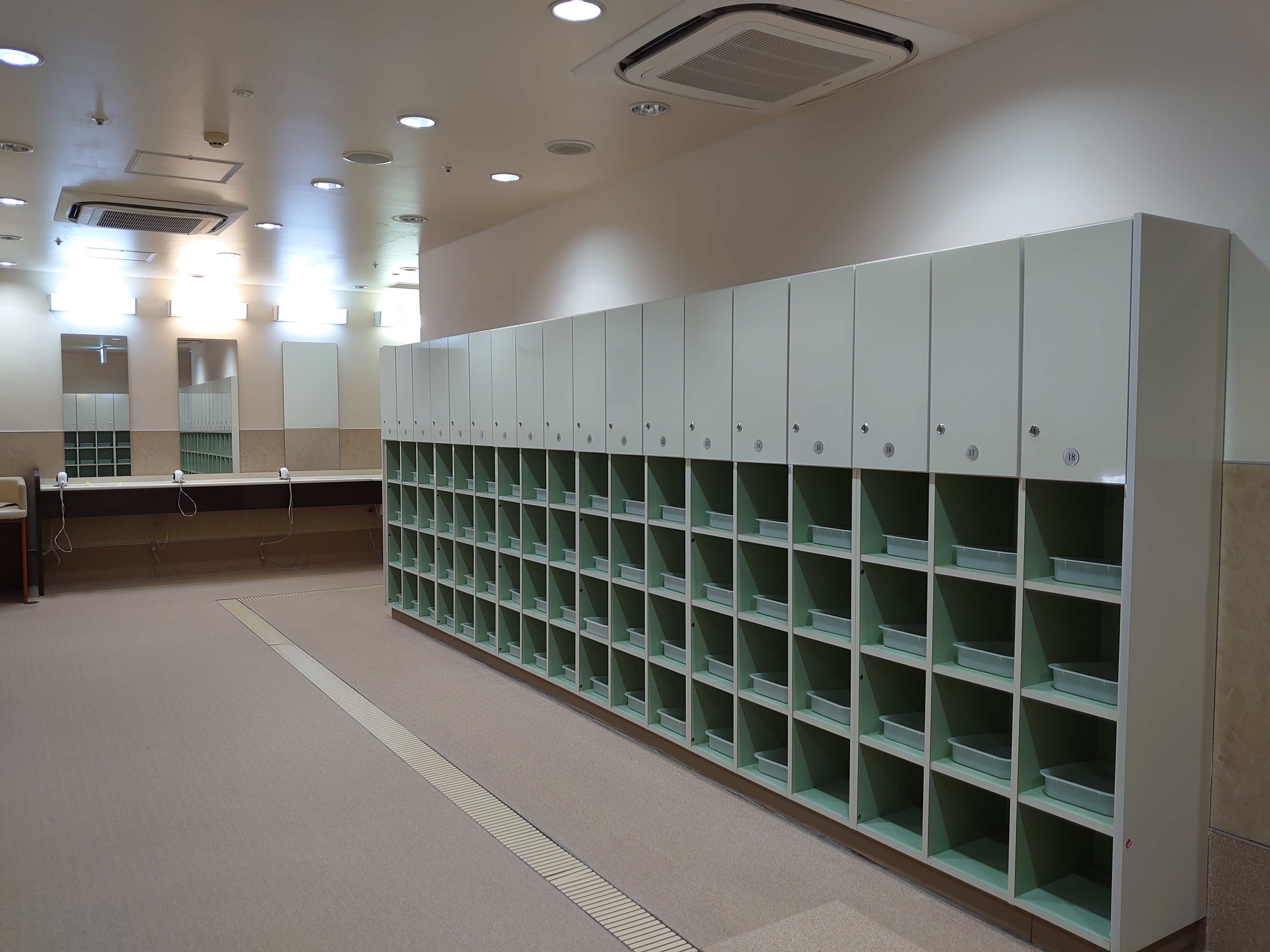女子スクールロッカー