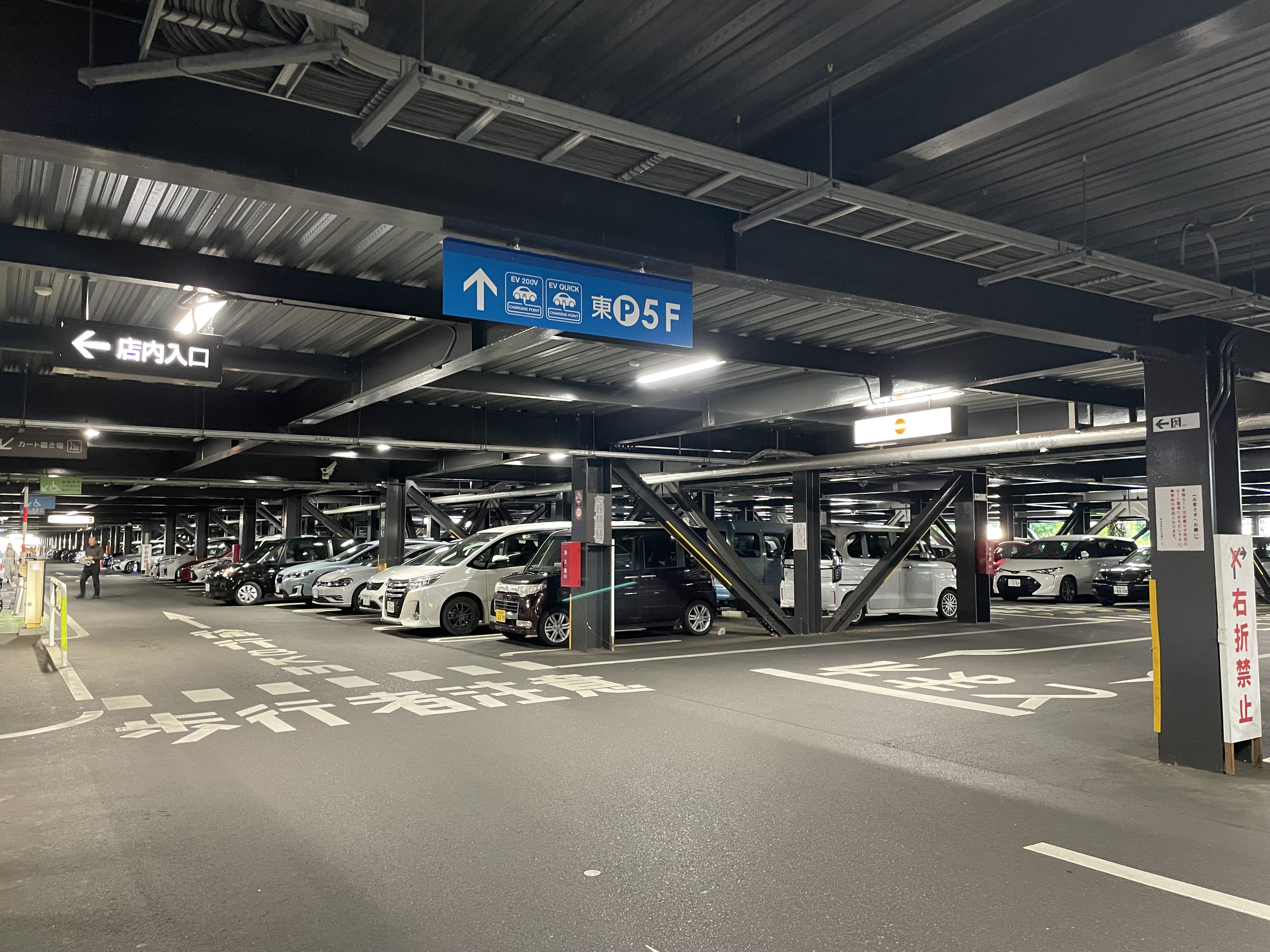◆駐車場 西P4F（1,900台） 4時間まで無料