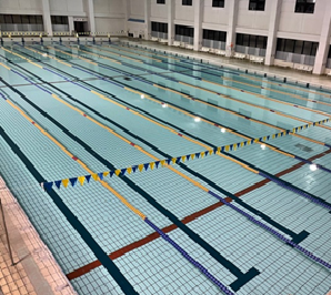 遊泳用プール(50m×10レーン・水深1.3m・水温28℃～30℃)