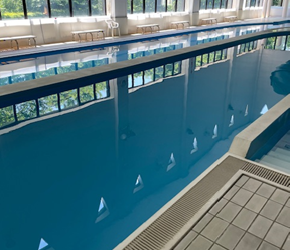 流水プール(全長80m・水深1.0m・水温28℃～30℃)