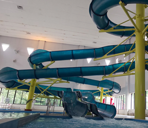 ウォータースライダー(全長78.7m・42.4m)
