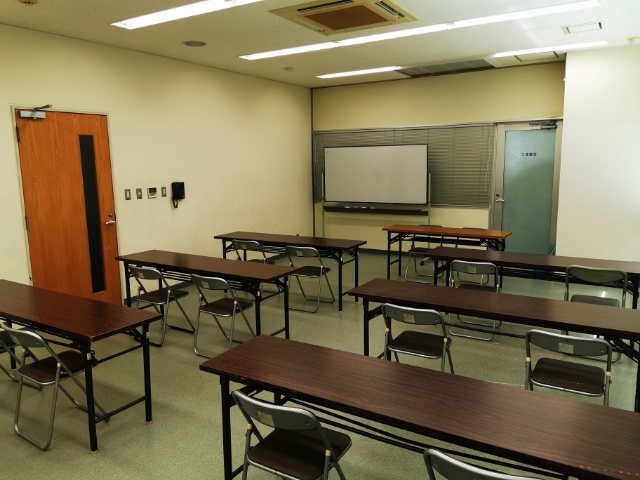 【会議室】各種研修や会議にご利用いただけます。予約制のため事前にお問い合わせください。