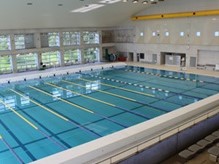 【可動床式の温水プールです】 水深は通常時1.2ｍ、水球利用時2.1ｍと変動します。水温28℃～31℃です。