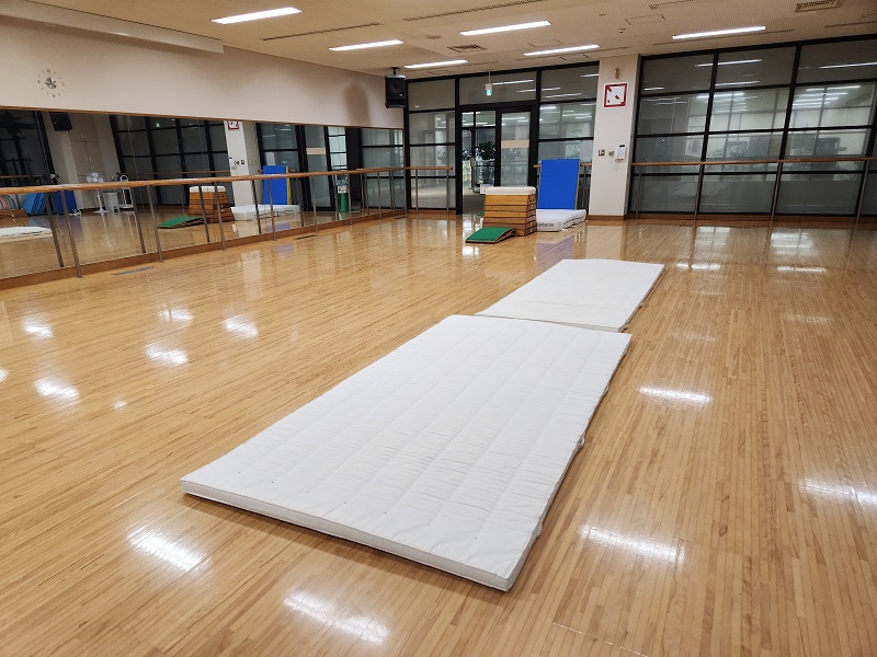 ＜体育スクール＞2Ｆスタジオで開催！マット・跳び箱・鉄棒の3種目を行います。