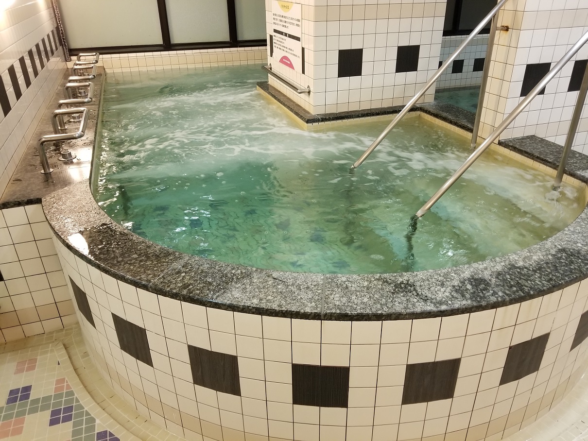 女性 立ち湯（マッサージバス）　立って入れる風呂で泡が腰やお腹を刺激し身体がほぐれます♪