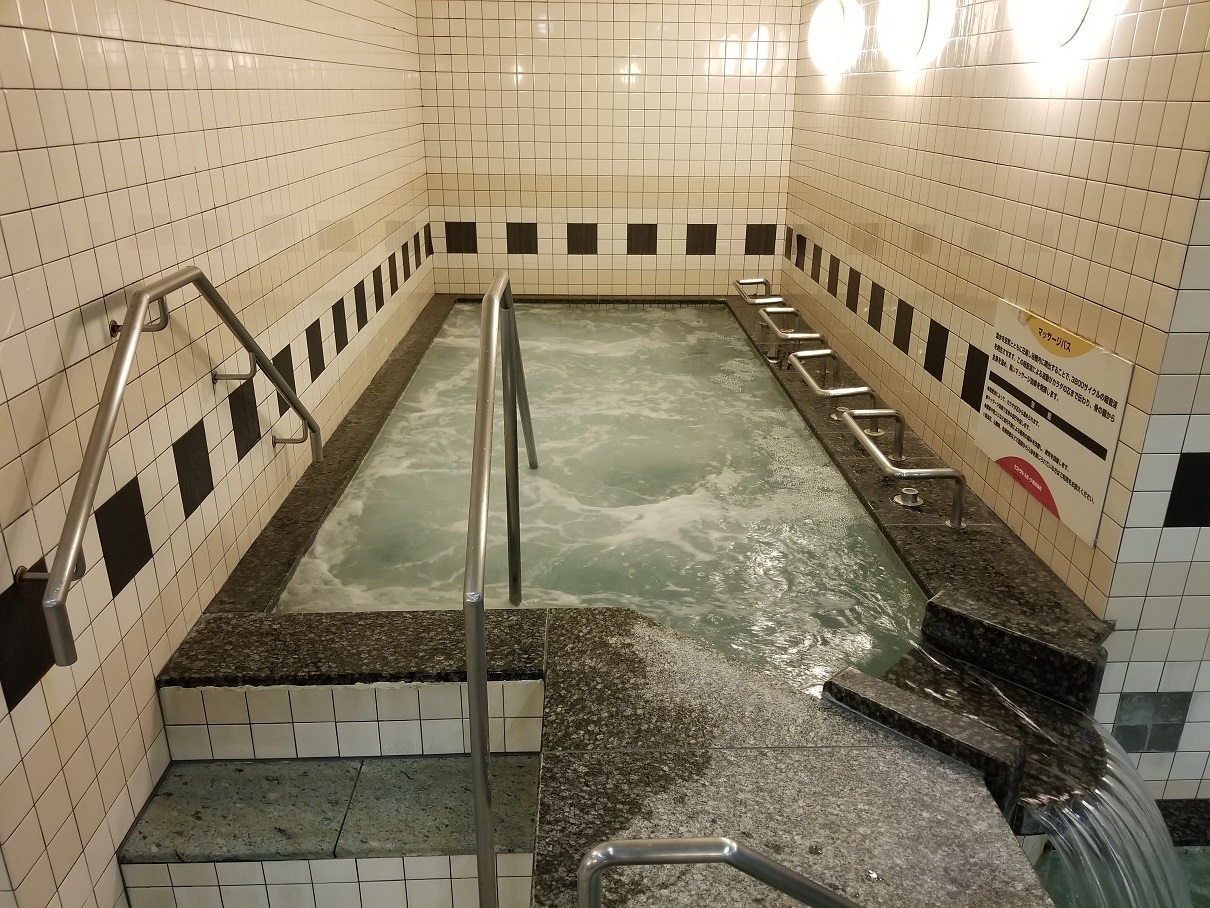 男性 立ち湯（マッサージバス）　立って入れるお風呂で泡が腰やお腹を刺激し1日の疲れも癒されます！