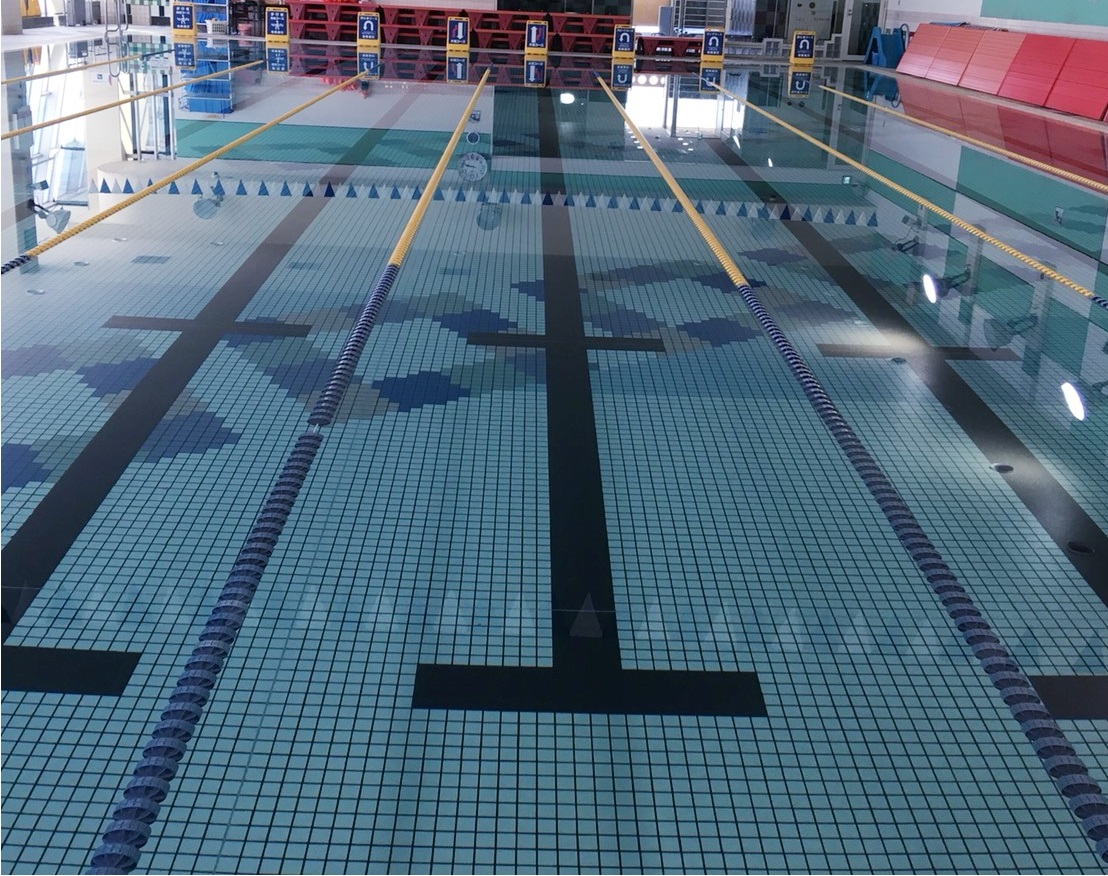 プール＜プール＞ 25ｍ×８コース！水深1.1Ｍ 水温30度～31度 冬でも快適に利用できます！天井も高く開放感のある地域最大級の大型プールエリア！ 