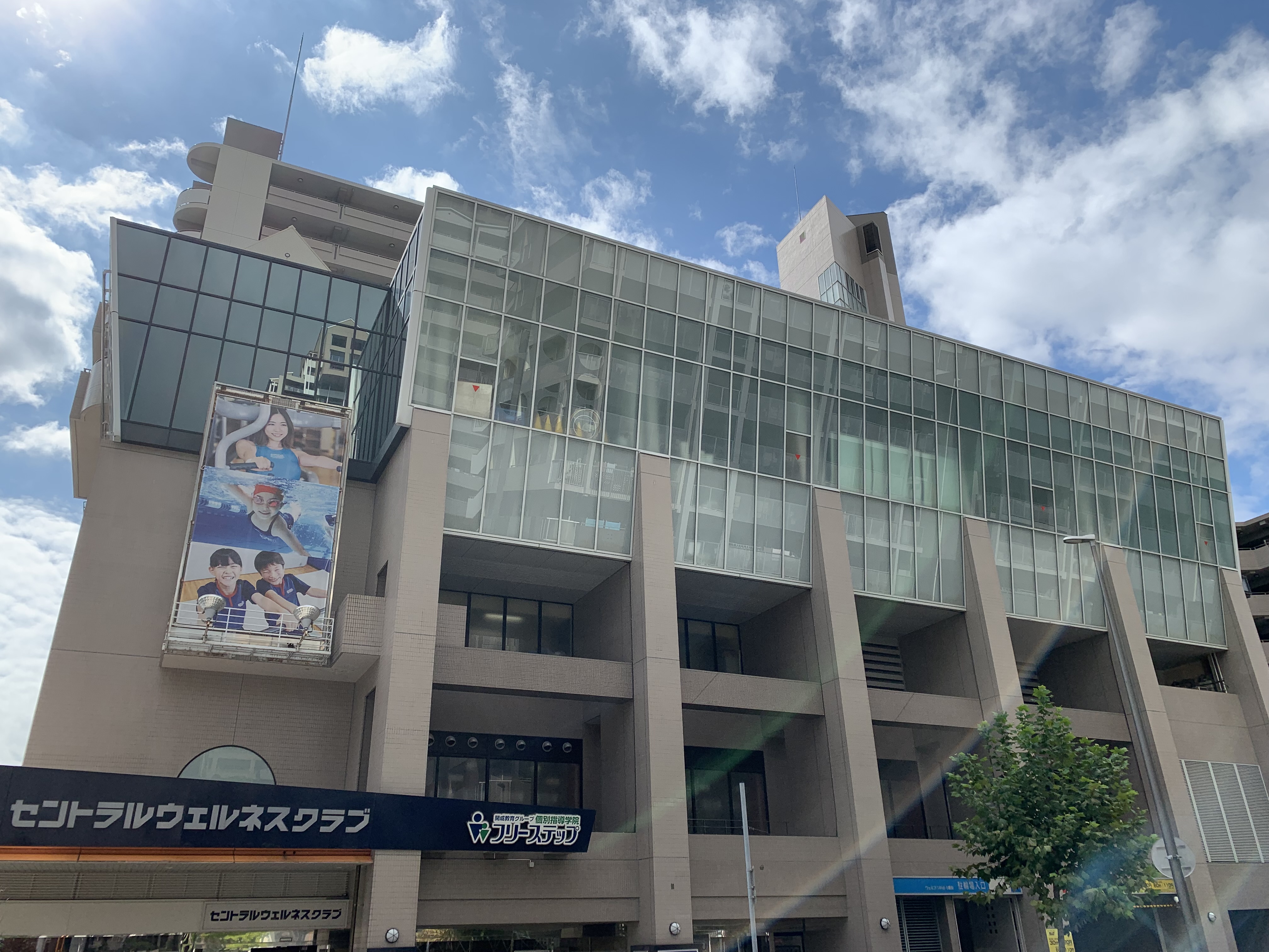 地域最大級の大型スポーツクラブ。スイミング・体育・ダンス・運動能力開発・卓球・バレエスクールができます。
