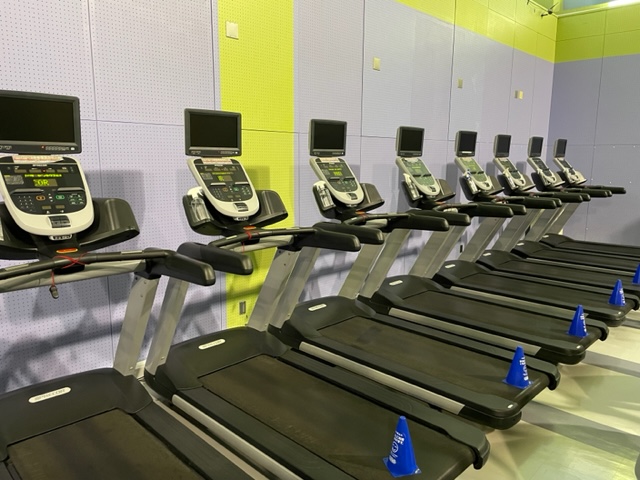 ＜ランニングマシン12台設置＞ウォーキングからランニングまで行える有酸素マシン。