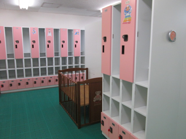 〈女子スクールロッカー〉男女それぞれに冷暖房完備の広々スクール専用ロッカーを完備！スクール生も快適にご利用いただけます