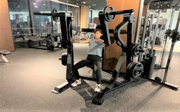 ＜チェストプレス＞大胸筋や二の腕のトレーニングに！