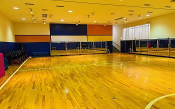 ＜第２スタジオ＞簡易バーベルやステップ等道具を使ったレッスンを中心に実施中！