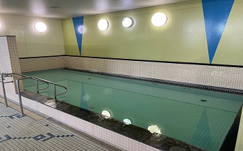 ＜プールサイド屋内ジャグジー＞水温約39℃の水着で入れるジャグジーをご用意！